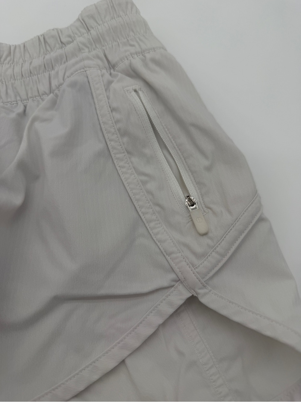 White Lululemon Low Rise Fit Tracker Short 4” Inseam Size 6 Swift Ultra - Picture 2 of 8